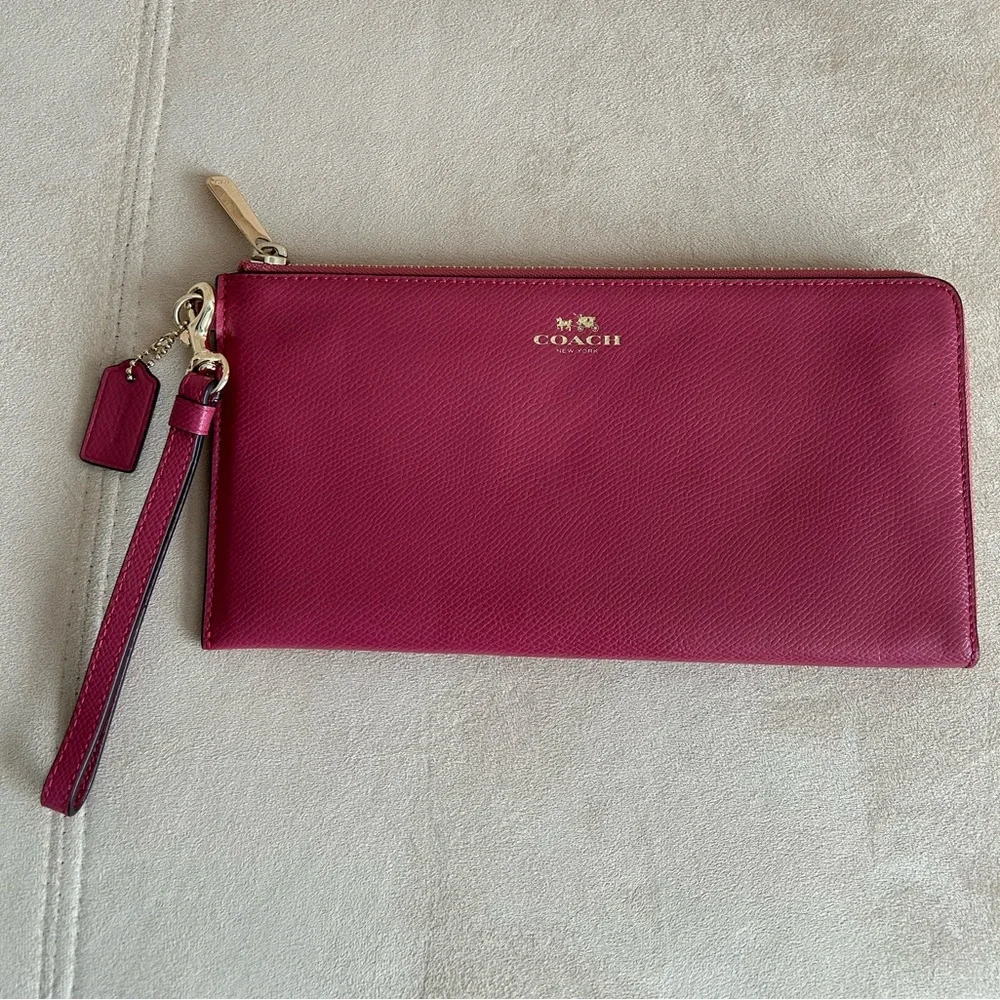 🔥NWT🔥 Coach XL Long Leather Wallet with Detachable Wrist Strap, Elegant Stylish